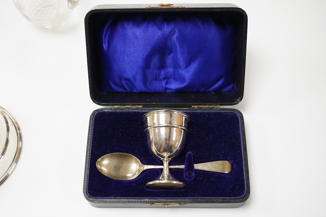 A George VI silver sugar bowl, Viners Ltd, Sheffield, 1946, diameter 10.9cm, together with a cased silver spoon & pusher and a silver mounted glass liquor jug.